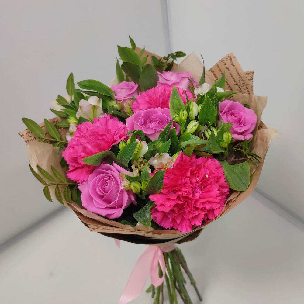 Букет из роз, диантусов и альстромерии
