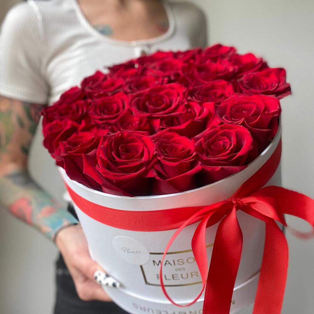 Красные розы 25 шт в коробке