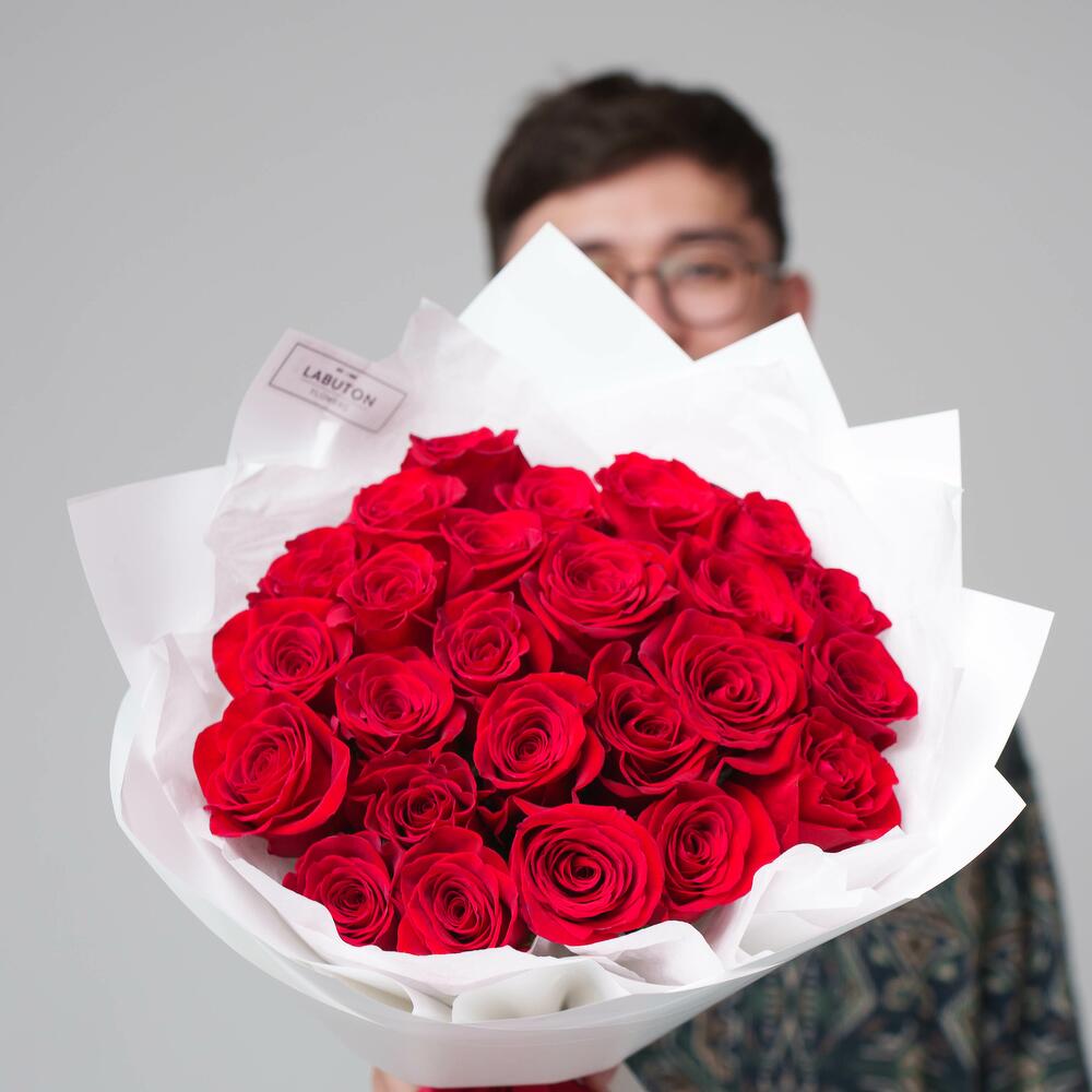 25 красных роз 50см в оформлении