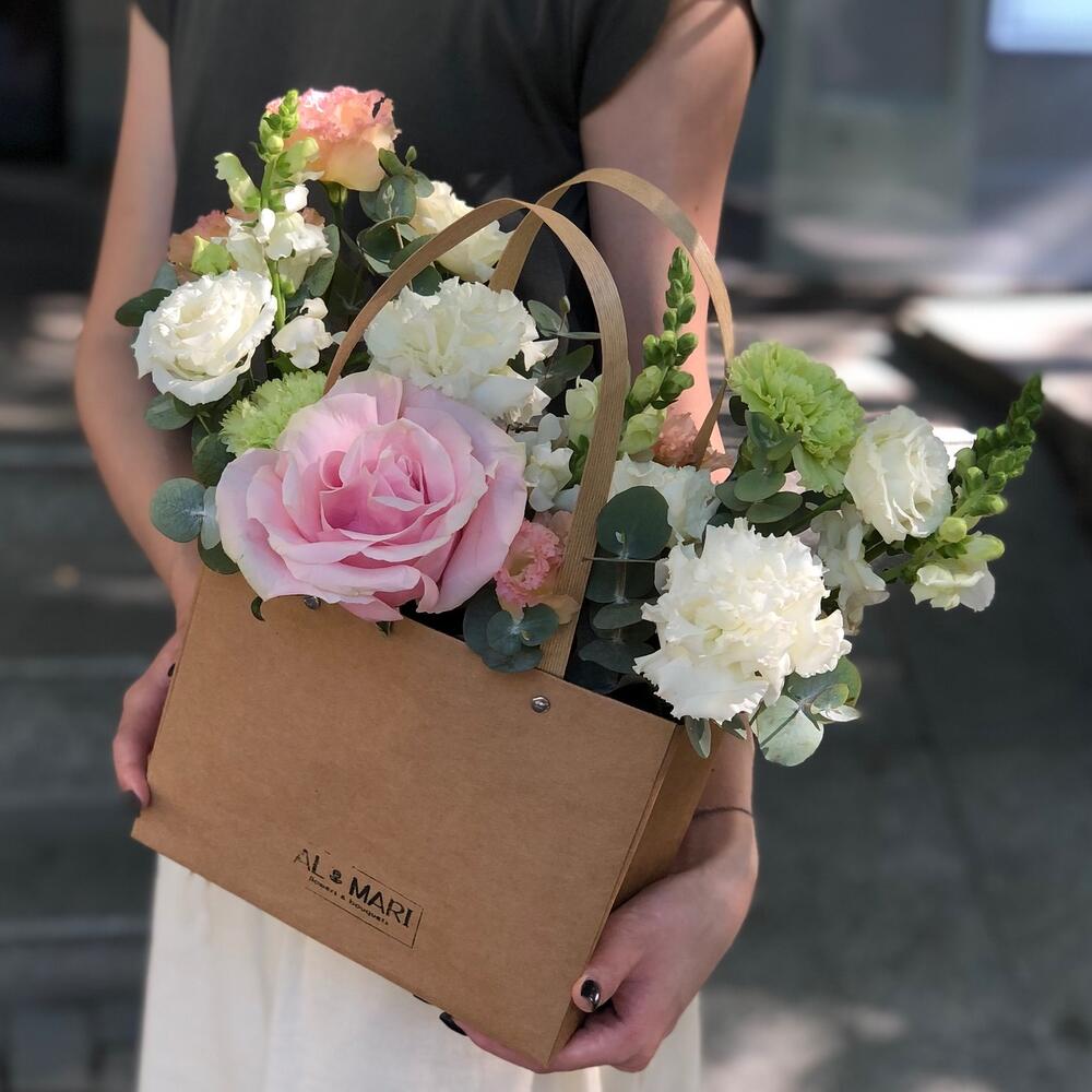 Розы, эустома, львиный зев в сумочке крафт