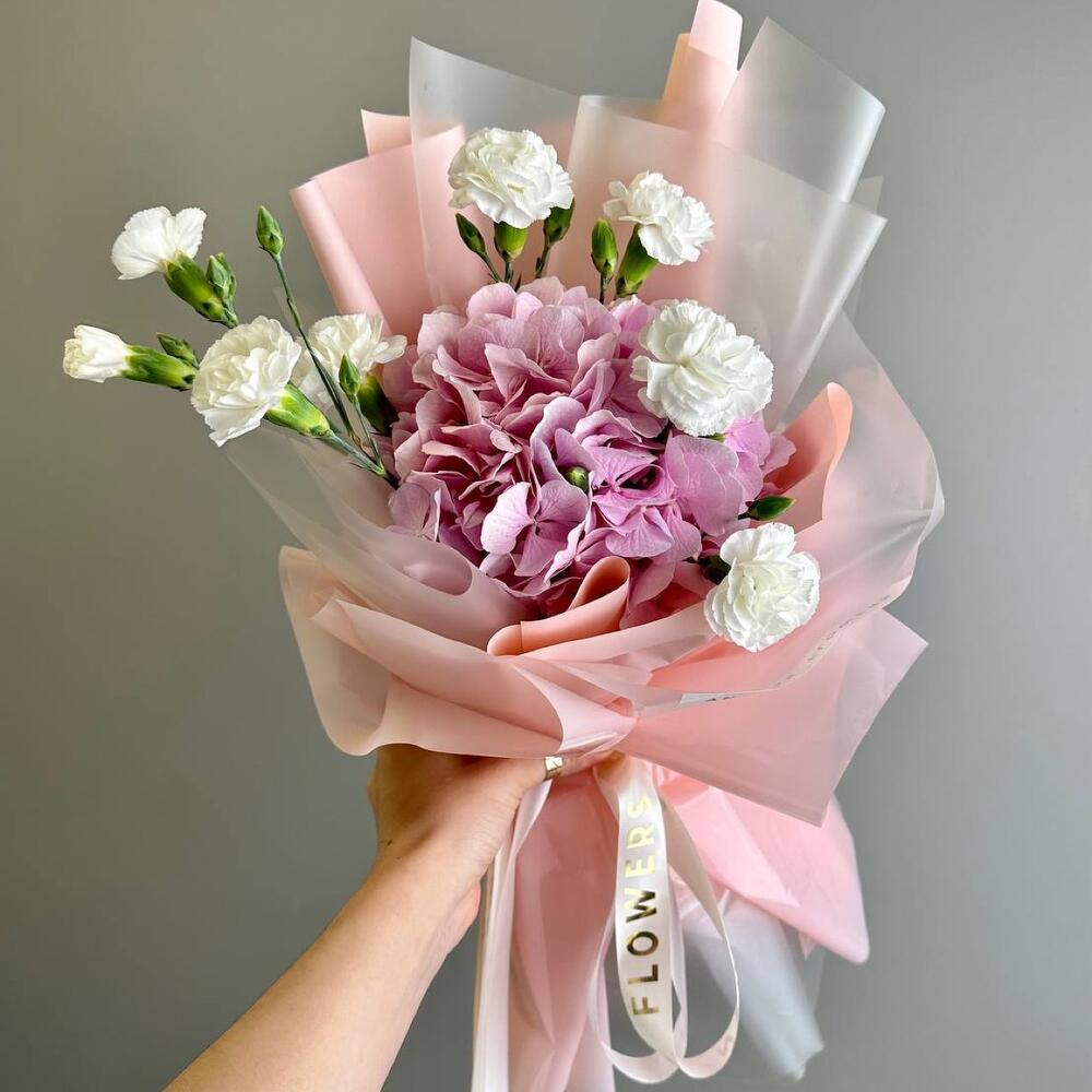 Букет из розовой гортензии с кустовыми диантусами