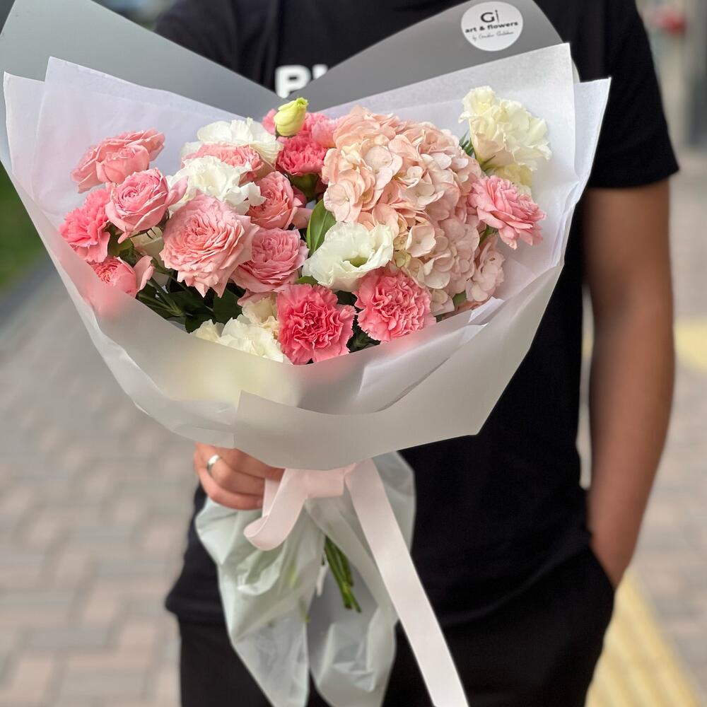 Евро-Букет из Гортензии ,Пионовидных кустовых роз,Диантусов и Лизиантусов