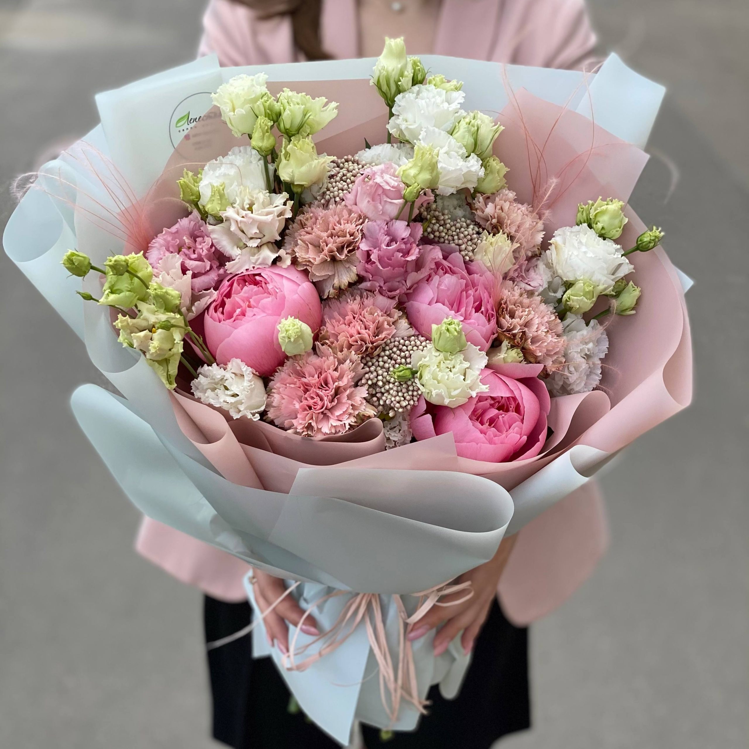 Букет из пионов, диантусов, эустом и озотамнуса