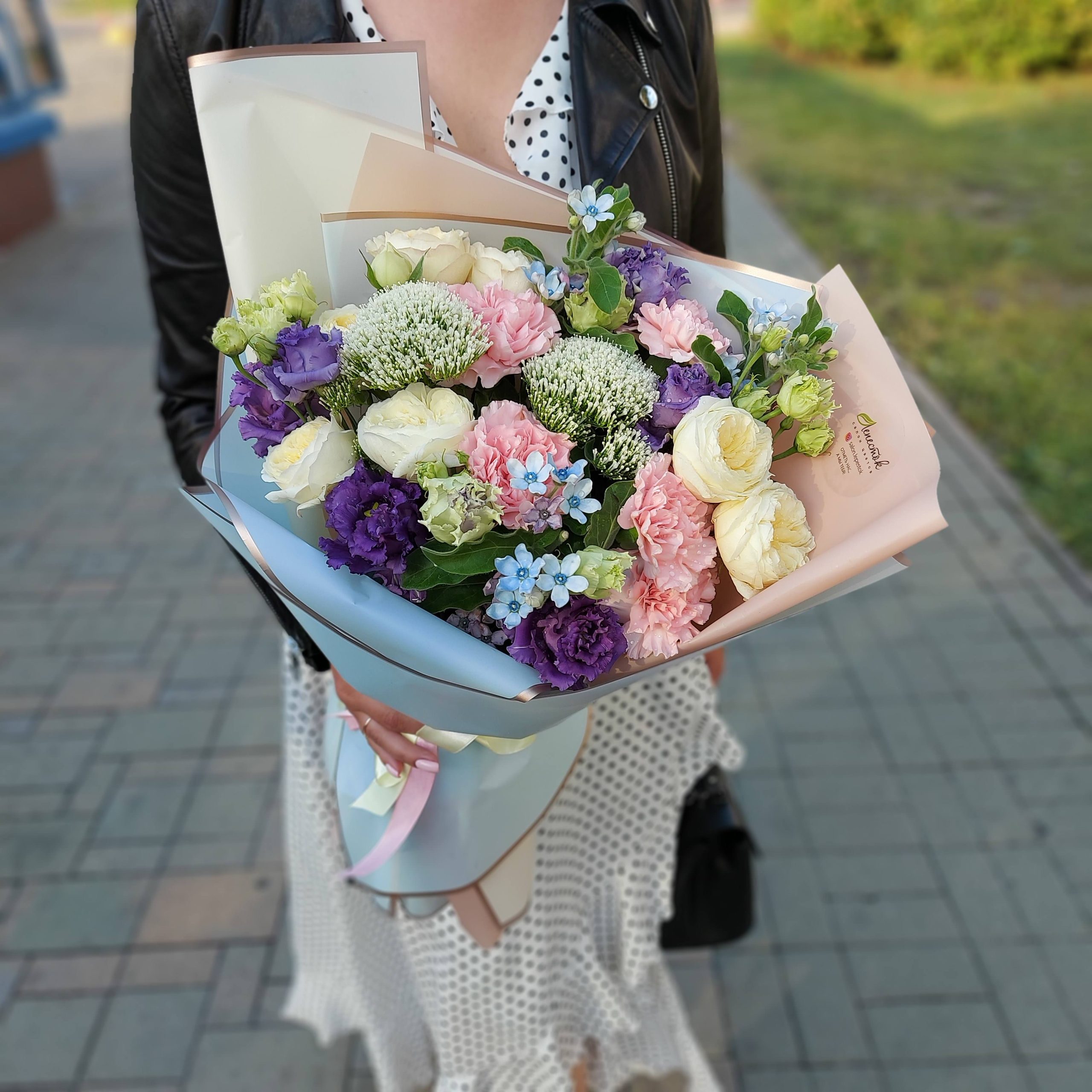 Букет из розовых гвоздик, пионовидных роз, эустом